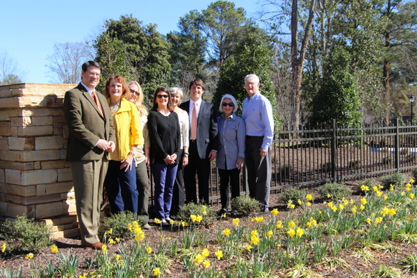 Picture of Mayor Rusty Paul, Maidee Spencer, Mary Michael-Parks & Rec.,  Melissa Patterson, Carolyn Axt, Leadership Sandy Springs, Councilman Graham McDonald, Linda Bain-SS Conservancy, Ronnie Young-Parks & Rec.  Director standing with the finished daffodils.