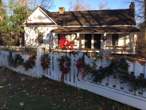 Picture of Williams Payne house decorated for Christmas